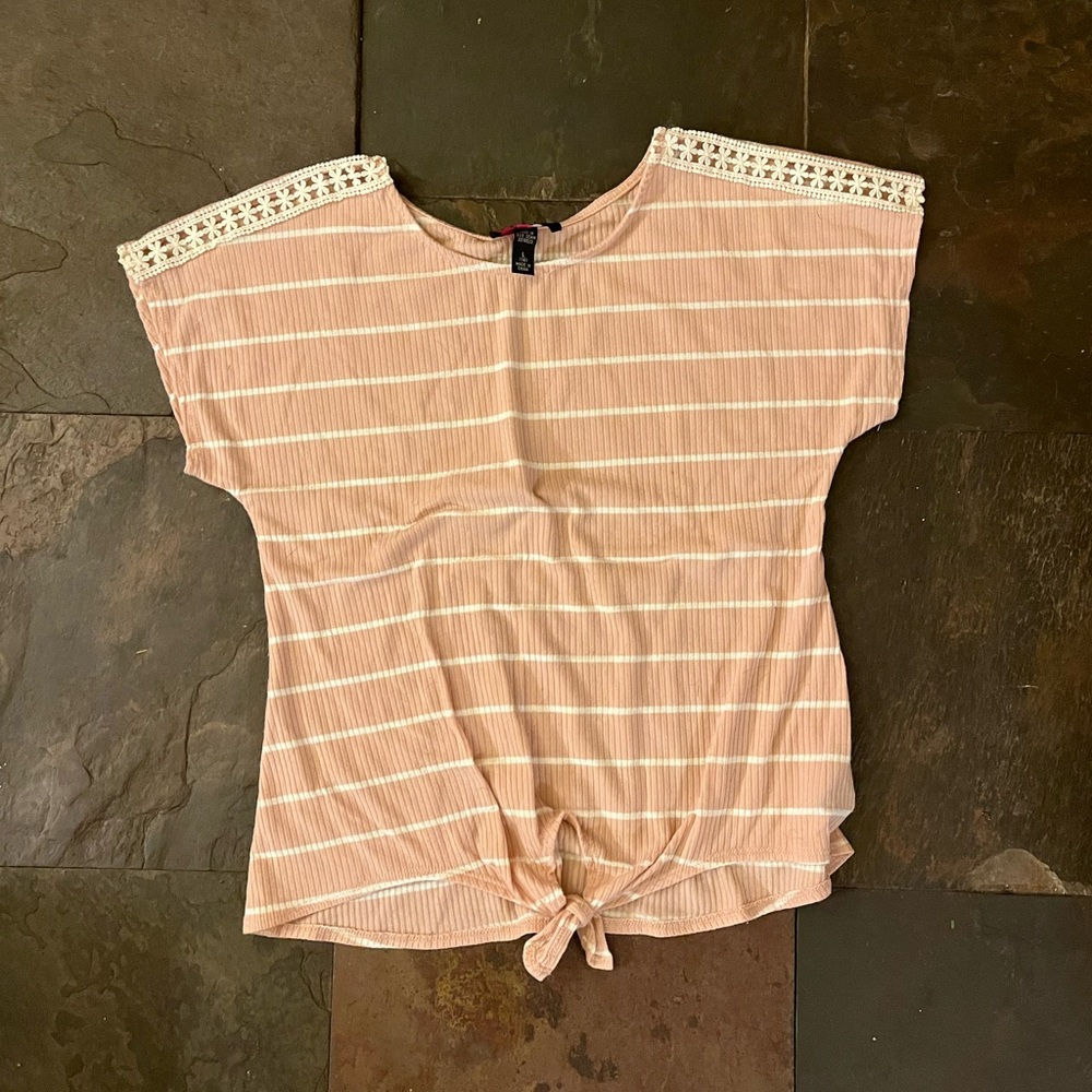 Pink tee, (L) 14